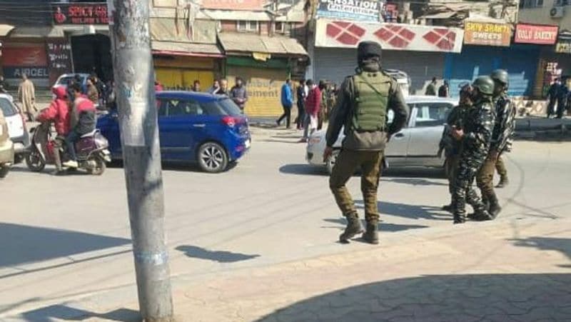 आतंकी हमले के बाद इलाके में सर्च ऑपरेशन चलाते सुरक्षाबल के जवान।