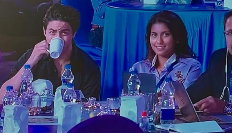 ఈ వేలంలో షారుక్ ఖాన్ కొడుకు ఆర్యన్ ఖాన్, జూహీ చావ్లా కూతురు జాహ్నావి మిశ్రా కలిసి కోల్కత్తా నైట్రైడర్స్ తరుపున వేలంలో పాల్గొన్నారు... అచ్చు తండ్రి లుక్లో మెరిసిన ఆర్యన్, సోషల్ మీడియాలో మంచి క్రేజ్ దక్కించుకోగలిగాడు...