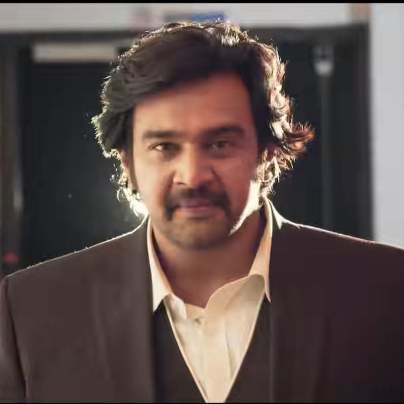 <p>இதையடுத்து தற்போது ஜூனியர் சிரஞ்சீவி சர்ஜா தான், தன்னுடைய தந்தையின் கடைசி படத்தின் ட்ரைலரில், அம்மா மடியில் அமர்ந்தபடி சமத்தாக வெளியிட்டுள்ளார். இரண்டு நிமிட ட்ரைலராக வெளியாகியுள்ள ராஜமார்த்தாண்ட படம் ஒரு ஆக்சன் படமாக உருவாகி உள்ளது என்பதை, ட்ரைலரை பார்த்தாலே தெரிகிறது. மேலும் காதல் காமெடி ரொமான்ஸ் என அனைத்து அம்சங்களும் கொண்ட படமாக இருக்கும் என எதிர்பார்க்கலாம்.</p>