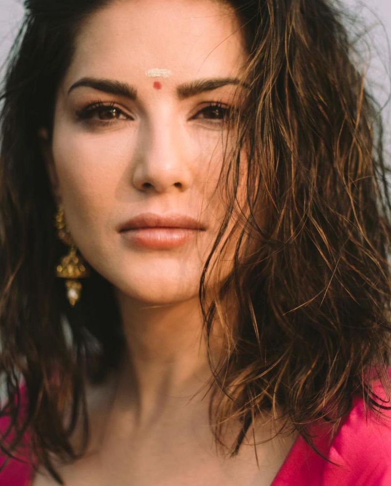ఇందులో పింక్ కలర్ బ్లౌజ్ వేసుకుని కింద షాట్ని పోలిన లెహంగా ధరించింది. చీరకట్టుకోవడం మర్చిపోయిందనే చెప్పాలి.