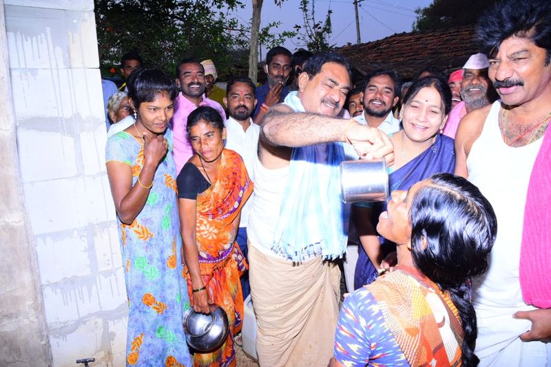 మహబూబాబాద్ జిల్లా నెల్లికుదురు మండలం హనుమాన్ (తార్ సింగ్ బాయి తండా) తండాలో మంగళవారం రాత్రి రాష్ట్ర పంచాయతీరాజ్, గ్రామీణాభివృద్ధి, గ్రామీణ మంచినీటి సరఫరా శాఖల మంత్రి ఎర్రబెల్లి దయాకర్ రావు, మహబూబాబాద్ ఎమ్మెల్యే శంకర్ నాయక్ పల్లె నిద్ర చేపట్టారు. స్థానిక ప్రజా ప్రతినిధులతో కలిసి తండా వాసుల మధ్య గుగులోత్ జగన్ ఇంటిలో మంత్రి, ఎమ్మెల్యే బస చేశారు. జగన్ కుటుంబ సభ్యులు మంత్రి, ఎమ్మెల్యేలకు ఘనంగా స్వాగతం పలికారు.