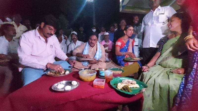 తండా వాసుల సంప్రదాయ జొన్న రొట్టెలు, ఆకు కూరలు, నాటు కోడి, అన్నం వంటి రకరకాల వంటకాలను మంత్రికి తండా వాసులు వడ్డించారు. ఉద్యమ సమయంలో ఇప్పటి సీఎం కెసిఆర్ బస చేసింది ఎక్కడ? తండా వాసుల సమస్యలేంటి? ఏమేమి చేస్తున్నారు? కుటుంబ సభ్యుల వివరాలు ఏమిటి? వంటి కుశల ప్రశ్నలు వేస్తూ తండా వాసులతో కలిసి మమేకమయ్యారు మంత్రి, ఎమ్మెల్యే. ఇలా తండావాసులతో కలిసి రాత్రి అక్కడే నిద్రపోయారు.