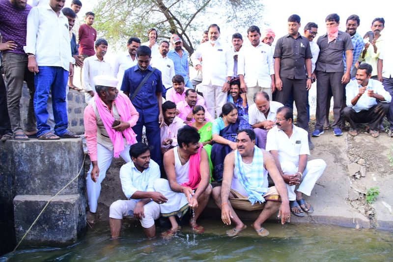 బుధవారం తెల్లవారు జాము నుంచి 8.30 గంటల వరకు హనుమాన్ తండాలో మంత్రి ఎర్రబెల్లి మహబూబాబాద్ ఎంపీ మాలోత్ కవిత, ఎమ్మెల్యే శంకర్ నాయక్ లతో కలిసి విస్తృతంగా పర్యటించారు. వేప పుల్లతో పళ్ళు తోముకుని, గ్రామంలో బయట ముఖం కడుక్కున్నారు. ప్రజలను పరామర్శించారు. వారి సమస్యలు అడిగి తెలుసుకున్నారు. పెన్షన్లు వస్తున్నాయా? సంక్షేమ పథకాలు అందుతున్నాయా? గ్రామంలో మంచినీటి సరఫరా, అంతర్గత రోడ్లు, డ్రైనేజీల పరిస్థితి ఏంటి? ఇంకా పరిష్కారం కాని సమస్యలేంటి? వంటి అంశాలపై మంత్రి ఆరా తీశారు. స్థానికులతో కలిసి సైకిల్ మోటార్లపై మంత్రి రెండు గ్రామ పంచాయతీలుగా విడిపోయిన జామతండా, హనుమాన్ తండాల పరిధిలోకి వచ్చే చుట్టుముట్టు తండాలను కలియ తిరిగారు.
