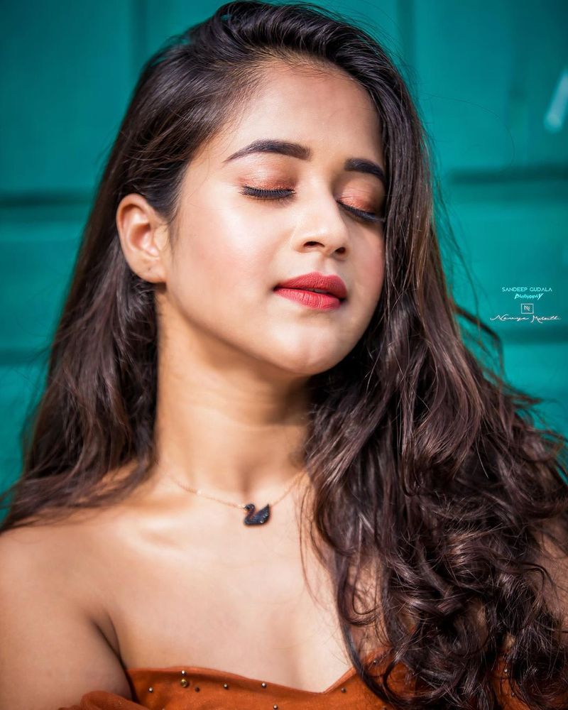 ఓ వైపు హాట్ వీడియోలు, మరోవైపు మతిపోగొట్టే గ్లామర్ శారీ ఫోటోలను ఎప్పటికప్పుడు సోషల్ మీడియా ద్వారా పంచుకుంటూ నెటిజన్లు నిద్ర లేని రాత్రులు గడిపేలా చేస్తుందీ హాట్ సోయగం.
