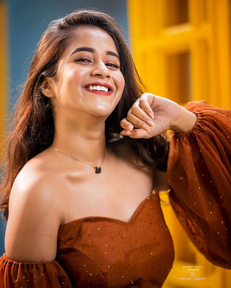 వీడియో సాంగ్స్ లో కొన్ని స్వయంగా వారే పాడుతూ, మరికొన్ని ఇమిటేట్ చేస్తూ పాటకి తగ్గట్టుగా ముస్తాబై డాన్సులతో మెస్మరైజ్ చేస్తుంది దీప్తి.