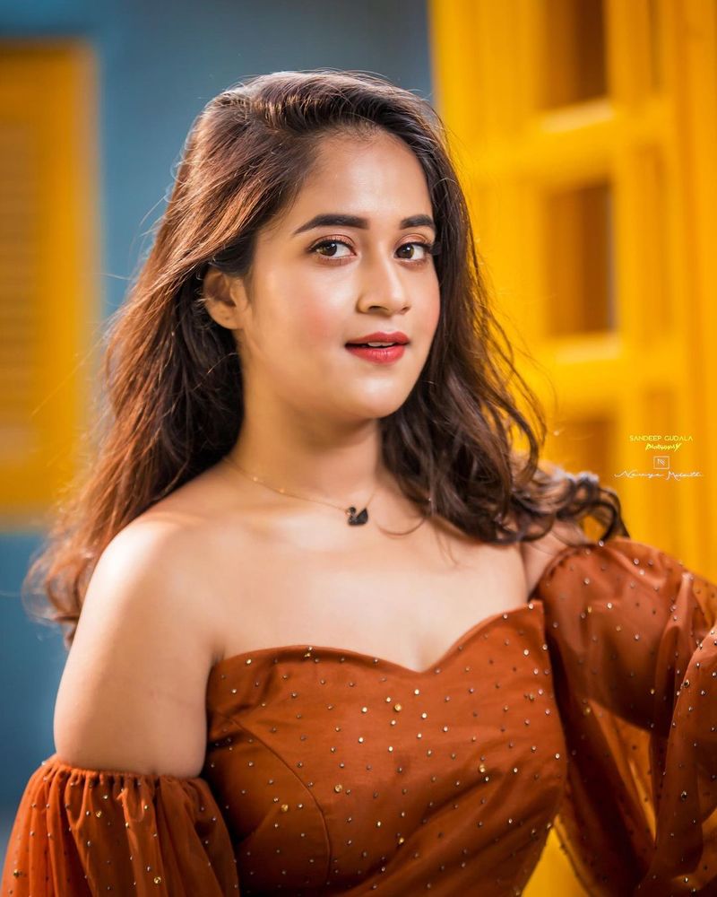 ఆకట్టుకుంటున్న దీప్తి లేటెస్ట్ గ్లామర్ పిక్స్.