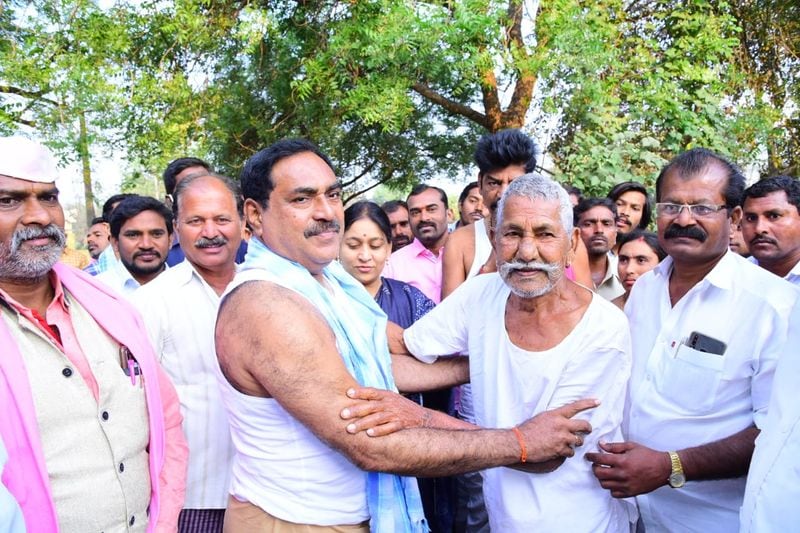 ఆతర్వాత ఆల్పాహారం చేసిన మంత్రి, అక్కడకు వచ్చిన మీడియాతో మాట్లాడారు. పంచాయితీరాజ్ మంత్రిగా గర్విస్తున్నానన్నారు. సీఎం కెసీఆర్ తెలంగాణ ఉద్యమ సమయంలో జామ తండా కు పల్లె నిద్రకు వచ్చారని... ఇప్పుడు సీఎం కెసిఆర్ జన్మదినం సందర్భంగా ఈ రోజు మళ్ళీ అదే జామ తండా & హనుమాన్ తండాకు పల్లె నిద్ర చేయడానికి వచ్చానన్నారు. సీఎం కెసిఆర్ గిరిజన సమస్యలు తెలుసని... కాబట్టే రాష్ట్రం ఏర్పడ్డాక తండాలను గ్రామ పంచాయితీలు గా చేశారు అన్నారు.