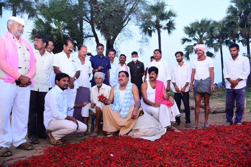 గిరిజనుల సమస్యలు సీఎం కెసీఆర్ కి తెలుసు కాబట్టే గిరిజనులు అభివృద్ది చెందాలని అనేక సంక్షేమ పథకాలు అమలు చేస్తున్నారన్నారు. ఈ గ్రామం మొత్తం తిరిగాను ప్రతి ఇంటికి వెళ్ళి, ప్రతి వ్యక్తిని పలకరించానని... ప్రతి ఒక్కరూ సంక్షేమ ఫలాలు అందుతున్నాయి అని ఆనందంగా చెబుతున్నారన్నారు. తండా మొత్తం సీసీ రోడ్లతో సుందరంగా వుందని... గ్రామంలోని పల్లె ప్రకృతి వనం, స్మశాన వాటిక, నర్సరీ, రైతు వేదికలను చూశానన్నారు. ఈ తండాకు చెక్ డ్యాం నిర్మాణం ఒక్కటి బాకీ వుంది అది కూడా త్వరలో తీరుస్తానని మంత్రి హామీ ఇచ్చారు.