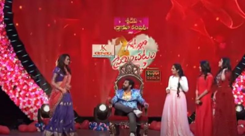 `ఢీ`లో వర్షిణితో చాలా రోజులు పులిహోర కలిపాడు హైపర్ ఆది. ఆమెని ఆ షో నుంచి తీసేయడంతో ఆమె స్థానంలో వచ్చిన మరో బ్యూటీని పట్టుకున్నాడు.