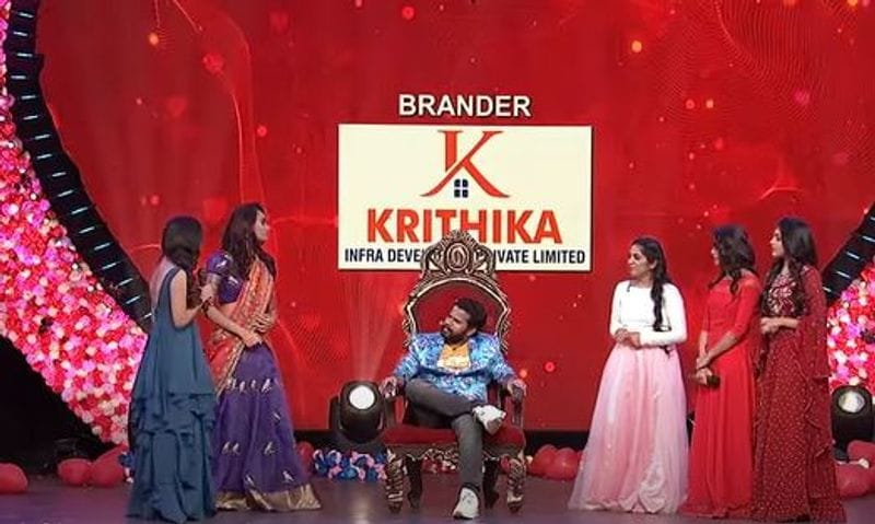 దీపికా పిల్లిగా దగ్గరయ్యేందుకు ప్రయత్నిస్తున్నాడు. ఓ వైపు `జబర్దస్త్`లో యాంకర్ అనసూయతోనే పులిహోర కలుపుతున్న ఆది.. `ఢీ`లో కొత్త పిల్లని పట్టుకున్నాడు.