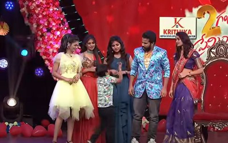 అయితే తన లవర్ మాత్రం వేరే ఉన్నారట. ఇన్నాళ్లు సీక్రెట్గా ఉంచిన తన లవ్ సీక్రెట్ని రివీల్ చేశాడు. `శ్రీదేవి డ్రామా కంపెనీ` షోలో అసలు విషయం కక్కేశాడు.