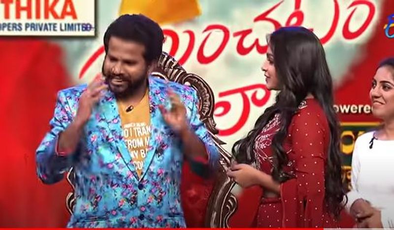 `రెండు గంటల్లో ప్రేమించడం ఎలా?` అంటూ ఈ షోలో చిన్న స్పెషల్ ఎపిసోడ్ నిర్వహించింది యూనిట్ ఉంది. లవ్ గురుగా హైపర్ ఆది ఉన్నాడు. అందమైన అమ్మాయిలతో కాసేపు చెడుగుడు ఆడుకున్నాడు.