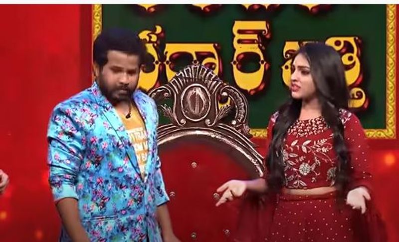 అమ్మాయిలు ప్రేమకి సంబంధించిన డౌట్లకు సమాధానం చెప్పాడు. తనదైన స్టయిల్లో పంచ్లు వేస్తూ ప్రేమ పాఠాలు, అందులోని డౌట్లని క్లీయర్ చేశాడు.