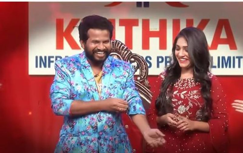 అమ్మాయిలంతా ఒత్తిడి చేయడంతో ఎట్టకేలకు రివీల్ చేశాడు. తన వాలెంటైన్ మీలోనే ఉందంటూ ఐశ్వర్య పేరు చెప్పాడు. దీంతో ఆమె ఆనందంతో ఉబ్బితబ్బిబ్బవగా, అక్కడున్న వారంతా అవాక్కయ్యారు. ఐశ్వర్య ఈ షోలో పాల్గొన్న కంటెస్టెంట్.