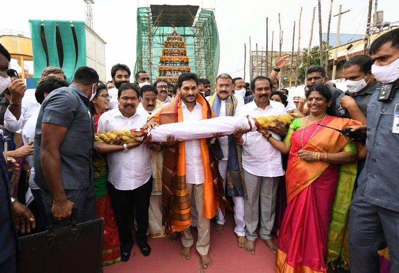అంతర్వేది ఆలయంలో సీఎం జగన్... నూతన రథం ప్రారంబోత్సవం