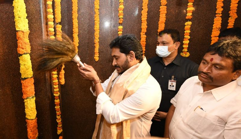 అంతర్వేది ఆలయంలో సీఎం జగన్... నూతన రథం ప్రారంబోత్సవం