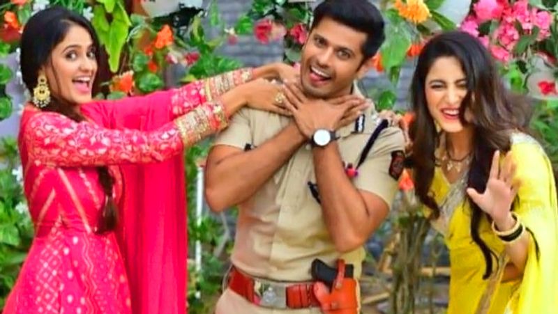 नंबर 3 - गुम है किसी के प्यार में
इंप्रेशन - 7257
गुम है किसी के प्यार में पिछले कई हफ्तों से टॉप-5 में बना हुआ है। शो में विराट चौहान की कहानी दिखाई जा रही है जिसका किरदार नील भट्ट निभा रहे हैं। विराट पत्रलेखा (ऐश्वर्या शर्मा) से प्यार करते हैं लेकिन मजबूरी में उन्हें शहीद की बेटी (आयशा सिंह) से शादी करनी पड़ती है।
