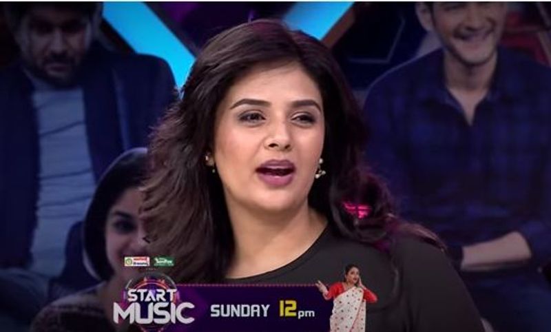 అంతేకాదు అతను ఈ షో చూస్తాడని, తనకు కొన్ని లిమిట్స్ ఉన్నాయని చెప్పింది. దీంతో సుమ ఒక్కసారిగా షాక్ అయ్యింది. సుమనే కాదు, విష్ణుప్రియా ఇతర కంటెస్టెంట్స్, అక్కడి ఆడియెన్స్ కూడా షాక్ అయ్యారు.