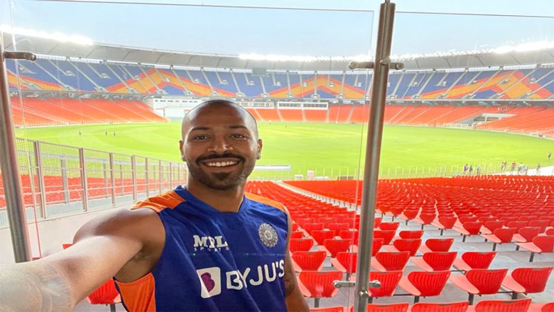 ಭಾರತ ಹಾಗೂ ಇಂಗ್ಲೆಂಡ್ ತಂಡಗಳ ನಡುವಿನ 5 ಪಂದ್ಯಗಳ ಟಿ20 ಸರಣಿಗೆ ಅಹಮದಾಬಾದ್ನ ನರೇಂದ್ರ ಮೋದಿ ಸ್ಟೇಡಿಯಂ ಆತಿಥ್ಯವನ್ನು ವಹಿಸಿದೆ.