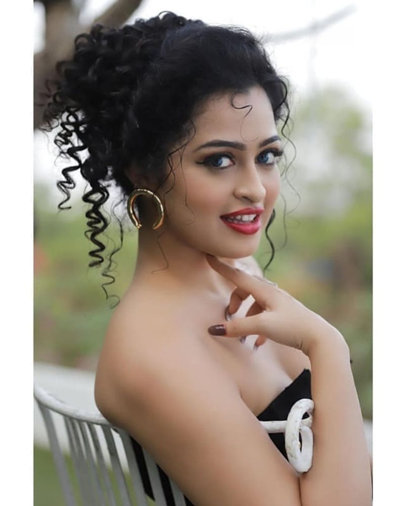 రామ్గోపాల్ వర్మ కంపెనీ నుంచి వచ్చిన అందాల తరంగం అప్సర రాణి. ఇటీవల మాస్ మహారాజా రవితేజ హీరోగా రూపొందిన `క్రాక్` చిత్రంతో మరింతగా పాపులర్ అయ్యింది.