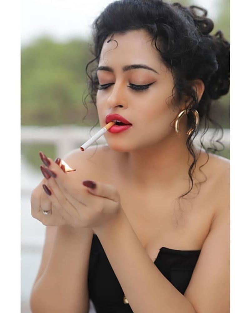 ఈ సినిమా షూటింగ్ జరుగుతుంది. రాత్రి నుంచి షూటింగ్ జరుగుతూనే ఉందట. ఉదయం ఐదు గంటలు అవుతున్నా, తనలో ఇంకా ఫైర్ తగ్గలేదని, అదే ఊపు, ఉత్సాహంతో డాన్స్ చేస్తూ హీటు పెంచుతుందని దర్శకుడు సంపత్నంది ట్వీట్ చేశారు. తనకి మంచి భవిష్యత్ ఉందని చెప్పాడు.