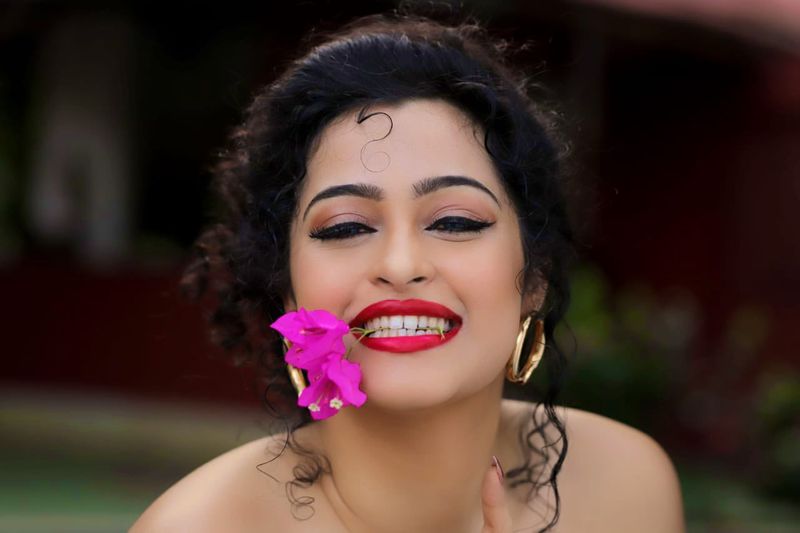 మరోవైపు హాట్ ఫోటోలతో పిచ్చెక్కిస్తుందీ సెక్సీ పాప. హాలీవుడ్ అందాల తారమాదిరిగానా నోట్లో ఫ్లవర్ పెట్టుకుని పోజిచ్చి మతిపోయేలా చేసింది. దీంతోపాటు విభిన్నమైన భంగిమల్లో కవ్విస్తుంది.