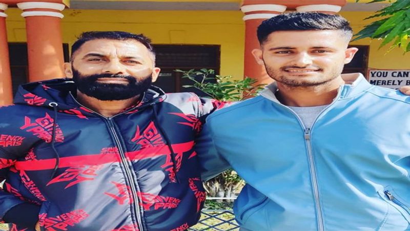 चरक ने अपना टी20 डेब्यू 12 नवंबर 2019 को हैदराबाद के लिए 2019-20 के सैयद मुश्ताक अली ट्रॉफी में किया था। इसके बाद उन्होंने 17 दिसंबर 2019 को हैदराबाद में रणजी ट्रॉफी के लिए फर्स्ट क्लास क्रिकेट में डेब्यू किया था।