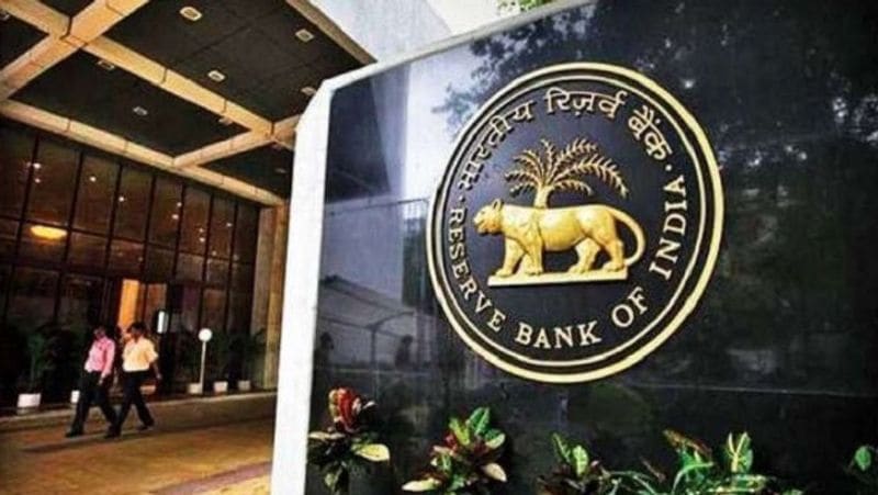 <p> আরবিআইয়ের (RBI) একটি নিবন্ধে বলা হয়েছে যে কোভিডের কারণে আর্থিক বছরের ২০২০-২১ অর্থ বছরের প্রথম প্রান্তিকে জনগণের গৃহস্থালি সঞ্চয় যথেষ্ট বৃদ্ধি পেয়েছিল। </p>