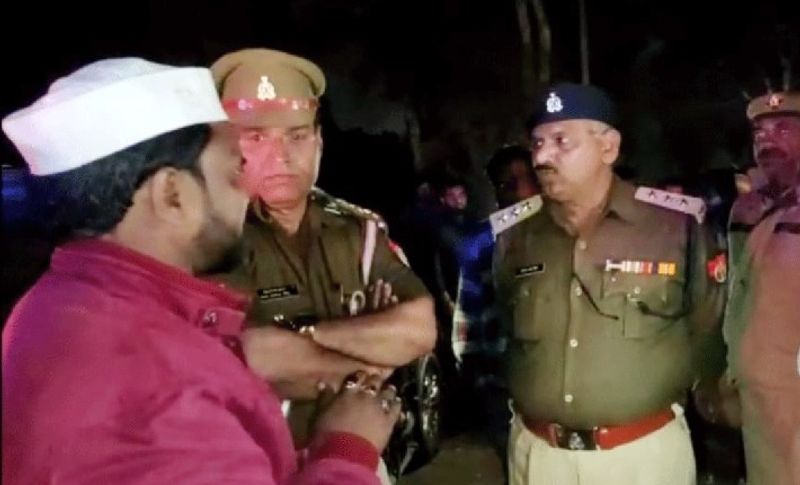हादसे के बारे में स्थनीय लोगों ने बताया कि दोनों वाहन तेज रफ्तार में थे, स्पीड ब्रेकर ना होने की वजह से इस रोड पर अक्सर हादसे होते हैं। कई बार स्थानीय प्रशासन को इस बारे में बताया गया, लेकिन उन्होंने कोई कार्रवाई नहीं की। इस घटना के बाद पुलिस अधिकारी ने स्पीड ब्रेकर लगवाने का आश्वासन दिया है।
