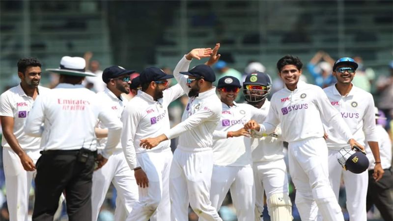 <p>ইংল্যান্ডের বিরুদ্ধে প্রথম টেস্টে হারের পর দ্বিতীয় ও তৃতীয় টেস্টে দুরন্তভাবে কামব্যাক করেছে ভারতীয় দল। পরপর দুটি ম্যাচ জিতে ৪ ম্যাচের সিরিজে ২-১ ব্যবধানে এগিয়ে রয়েছে ভারতীয় দল। বৃহস্পতিবার থেকে মোতেরাতে চতুর্থ টেস্টেও জয় পেতে মরিয়া বিরাট ব্রিগেড।</p>