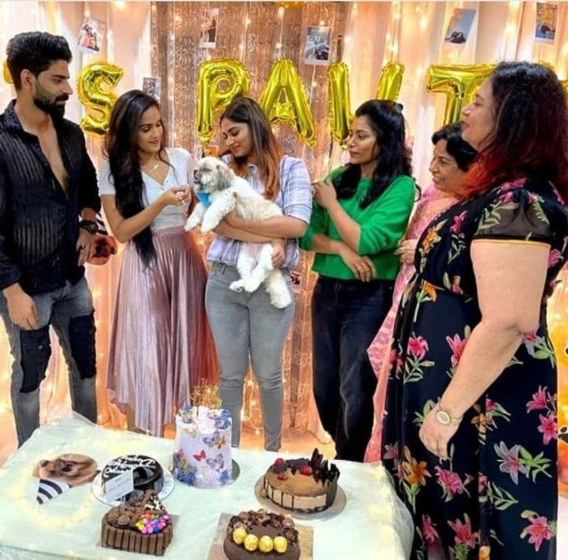 பிக்பாஸ் வீட்டை விட்டு வெளியேறிய பின்னரும் ஷிவானி, பாலாஜி உட்பட பிக்பாஸ் போட்டியாளர்கள் அனைவருடனும் நல்ல விதமான நட்பில் உள்ளார். 