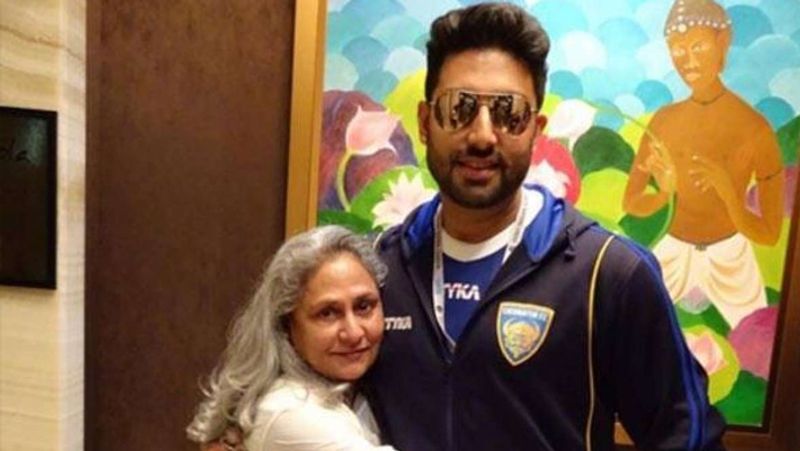 वहीं, अभिषेक ने बताया था कि वो अक्सर मां जया के जाने के बाद ही मीडिया के सामने से गुजरते हैं। जया के इस गुस्से का आलम ये है कि अब लोग भी उनके साथ फोटो खिंचवाने से कतराते हैं। कई बार तो जया के बच्चे भी उनके इस बर्ताव से परेशान हो जाते हैं।