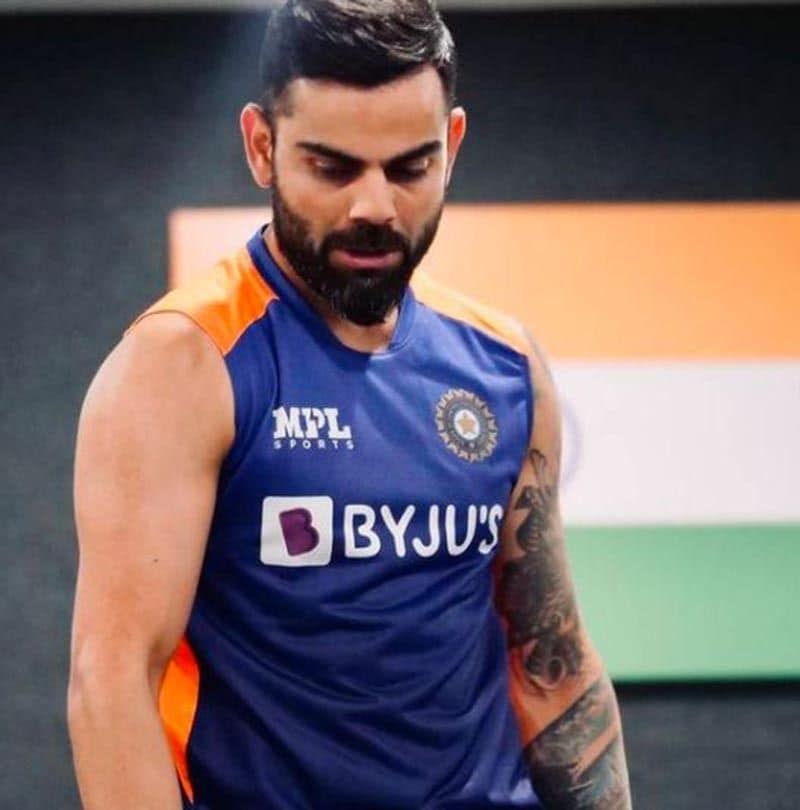 పింక్ బాల్ టెస్టులో మంచి యావరేజ్, రికార్డు ఉన్న విరాట్ కోహ్లీ... ఇంగ్లాండ్తో స్వదేశంలో జరిగే డే నైట్ టెస్టులో సెంచరీ మార్కు అందుకుంటాడని అభిమానులు ఆశించారు. కానీ 27 పరుగులకే పెవిలియన్ చేరిన కోహ్లీ, మరోసారి ఫ్యాన్స్ను నిరాశపరిచాడు...