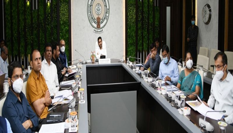 - పంటల స్టోరేజీ, గ్రేడింగ్, ప్రాససింగ్లో కొత్త టెక్నాలజీని తీసుకురావాల్సి ఉంది- రైతులు తమ పంటలను సరైన ధరకు ఫాంగేట్వద్దే అమ్ముకునేలా చర్యలు తీసుకోవాల్సి ఉంది- రైతులకు గిట్టుబాటు ధరలు కల్పించేందుకు ధరల స్థిరీకరణ నిధిద్వారా ఆదుకోవాలి-ప్రకృతి వైపరీత్యాల కారణంగా రైతులు నష్టపోయిన పక్షంలో సకాలంలో వారికి పరిహారం అందేలా చర్యలు తీసుకోవాలి- రైతులకు సహాయకారిగా, అండగా ఉండేందుకు రాష్ట్రంలో 10,731 రైతు భరోసా కేంద్రాలను ఏర్పాటు చేశాం- మల్టీ పర్పస్ఫెసిలిటీ సెంటర్లను ఏర్పాటు చేస్తున్నాం- సేంద్రీయ వ్యవసాయ విధానాలను ప్రోత్సహిస్తున్నాం