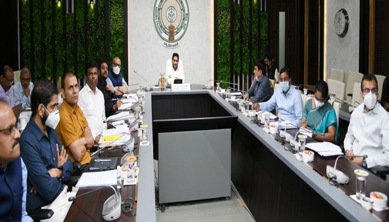 కరోనా మహమ్మారి నేపథ్యంలో నీతి ఆయోగ్ భేటీ అత్యంత ప్రాధాన్యమైందని ఏపీ ముఖ్యమంత్రి వైఎస్ జగన్ అన్నారు. శనివారం ప్రధాని నరేంద్ర మోడీ అధ్యక్షతన వర్చువల్ విధానంలో 6వ నీతి ఆయోగ్ గవర్నింగ్ కౌన్సిల్ సమావేశం జరిగింది.ఈ సమావేశంలో అన్ని రాష్ట్రాల సీఎంలు, కేంద్రపాలిత ప్రాంతాల లెఫ్టినెంట్ గవర్నర్లు పాల్గొన్నారు. ఈ సందర్భంగా ఏపీ ముఖ్యమంత్రి వైఎస్ జగన్ మాట్లాడుతూ, కోవిడ్ కారణంగా దెబ్బతిన్న ఆర్థిక వ్యవస్థను గాడిలో పెట్టడానికి అర్థవంతమైన చర్చ జరగాలన్నారు. భారత్ ను తయారీ రంగానికి కేంద్రంగా మార్చాలని కోరారు.