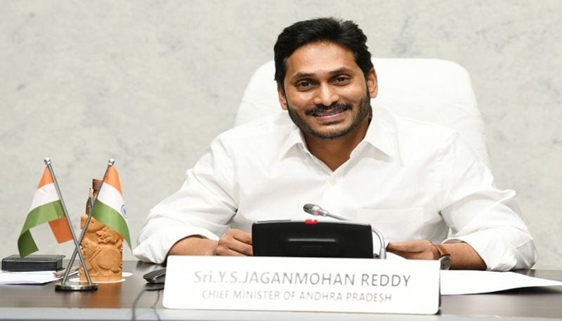 ఈ సమావేశంలో మాట్లాడుతూ ముఖ్యమంత్రి రాష్ట్రాభివృద్ధికి ఇప్పటివరకు తమ ప్రభుత్వం తీసుకున్న చర్యలు, చేపట్టిన పథకాల గురించి వివరించారు. రాష్ట్ర విభజన సమయంలో చేసిన హామీలు ఇంకా నెరవేరలేదంటూ గుర్తు చేశారు. సీఎం వైఎస్ జగన్ ఇంకా ఏమన్నారంటే ..- కేంద్ర ప్రభుత్వం నిర్దేశించిన డిస్ట్రిక్ బిజినెస్ రిఫార్మ్ యాక్షన్ ప్లాన్కింద 229 సంస్కరణల విషయంలో ముందుకు వెళ్తోంది- రాష్ట్ర విభజన కారణంగా రాష్ట్రం తీవ్రంగా నష్టపోయింది- ప్రత్యేక హోదా ఇస్తేనే పారిశ్రామికాభివృద్ధిలో ముందుకు దూసుకెళ్తాం- విభజనకు ముందు ప్రత్యేక హోదా ఇస్తారని బేషరతుగా పార్లమెంటులో ప్రకటించారు- వ్యవసాయ అనుబంధ రంగాల్లో ఐదురకాల చర్యలను చేపట్టాల్సి ఉంటుంది- పంటల ఉత్పత్తి ఖర్చును తగ్గించడంతోపాటు, నాణ్యమైన విత్తనాలు, సర్టిఫై చేసిన ఎరువులు, పురుగుమందులను రైతులకు అందుబాటులో తీసుకు రావాల్సి ఉంది