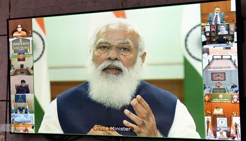 ‘ఐదు రకాల అంశాలు తయారీ రంగానికి అవరోధాలుగా మారాయి. రుణాలపై అధిక వడ్డీల భారం, విద్యుత్ ఖర్చులు అధికంగా ఉండటం భూ సేకరణలో ఆలస్యం వంటి అంశాలు తయారీ రంగానికి అవరోధంగా మారాయని అన్నారు. పీఎఫ్ సీ, ఆర్ఈసీ రుణాలపై ప్రభుత్వం ఏడాదికి 10 నుంచి 11 శాతం వడ్డీ చెల్లించాల్సి వస్తోందని, తయారీ రంగంలో ముందున్న దేశాల్లో వడ్డీ రేట్లు 2 నుంచి 3 శాతం మించి ఉండటం లేద’ని సీఎం అభిప్రాయం వ్యక్తం చేశారు. మెరుగైన పనితీరు కనబరుస్తున్న పరిశ్రమలకు ప్రోత్సాహకాలు అందిస్తున్నామని సీఎం జగన్ వెల్లడించారు.