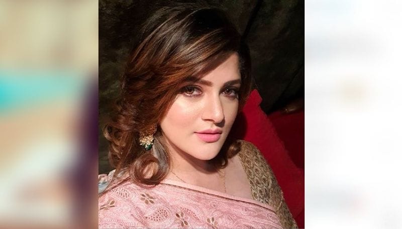 <p><br />
শ্রাবন্তীর ব্যক্তিগত জীবন নিয়ে চর্চার শেষ নেই। তৃতীয় বার বিয়ে ভাঙার কারণেই নেটিজেনদের কটাক্ষের মুখে পড়েছেন নায়িকা। যদিও ট্রোলডকে পাত্তা না দিয়ে তিনি বেশ খোশমেজাজেই রয়েছে।</p>