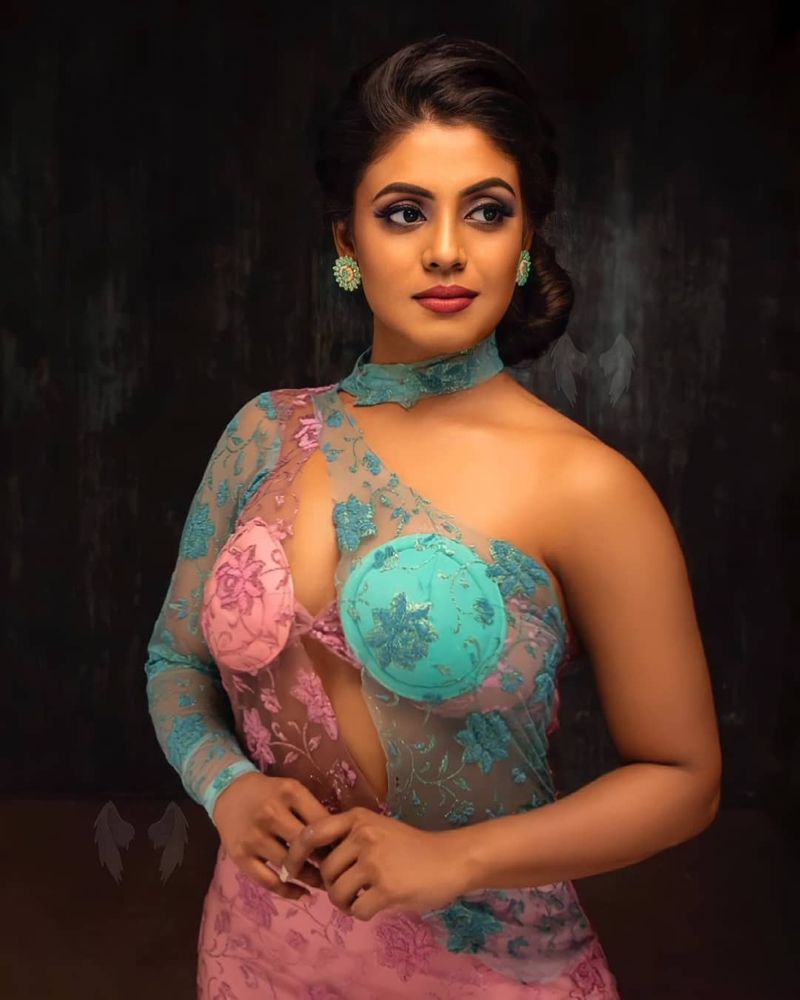 உடல் தெள்ளதெளிவாக தெரியும் கண்ணாடி போன்ற ட்ரான்ஸ்பரென்ட் உடையில்... வெளியாகியுள்ளது இவரது லேட்டஸ்ட் புகைப்படங்கள்.