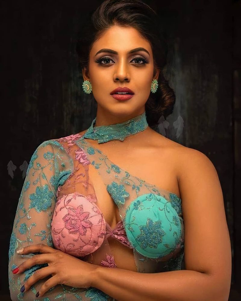 இவரது லேட்டஸ்ட் கவர்ச்சி அட்ராசிட்டியை பார்த்து... அதுக்குன்னு இப்படியா என? அதிர்ச்சியில் உறைந்துள்ளனர் ரசிகர்கள்