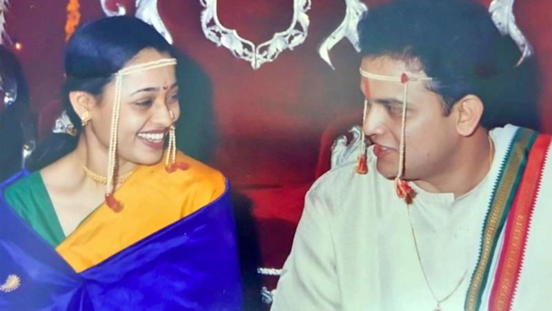 सोनालिका जोशी ने 5 अप्रैल, 2004 को समीर जोशी के साथ शादी की थी। दोनों की एक बेटी है, जिसका नाम आर्या जोशी है। माधवी भाभी को एक्टिंग के अलावा घूमने-फिरने का शौक है। वो सोशल मीडिया पर ट्रैवलिंग की अपनी तस्वीरें शेयर करती हैं। 