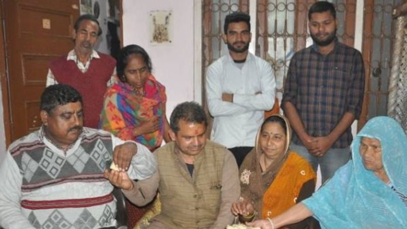 पुजारी का बेटा बना डिप्टी कलेक्टर
विशाल सारस्वत बेहद मध्यम परिवार से ताल्लुक रखता है। मूल रूप से हाथरस निवासी विशाल के पिता शिवप्रकाश सारस्वत पांडित्य का कार्य करते हैं। विवाह-शादियां कराने के साथ-साथ शुभ कार्यों में हवन-पूजन कराना उनका मुख्य पेशा है। विशाल कहते हैं कि उनको इस मुकाम तक पहुंचाने में परिवार की सबसे बड़ी भूमिका है। परिवार ने कभी उसे हताश नहीं होने दिया। उनका पसंदीदा विषय अर्थशास्त्र रहा है।