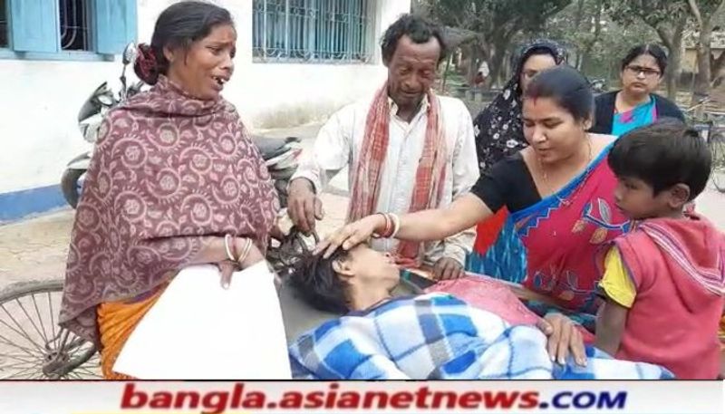 <p style="text-align: justify;">সমস্যা হল, পশ্চিমবঙ্গের বেশিরভাগ বেসরকারি হাসপাতালই স্বাস্থ্যসাথী কার্ড নিয়ে আসা রোগীদের চিকিত্সা করতে অস্বীকার করছে। কারণ সরকার চিকিৎসার যে মূল্য ধার্য করেছে, তা অবিশ্বাস্য রকম কম বলে দাবি করছে বেসরকারি হাসপাতাল কর্তৃপক্ষরা। বর্তমানে প্রকল্পটির আওতায় রাজ্যের সকলকে অন্তর্ভুক্ত করায় সরকারী হাসপাতালগুলিতেও ভিড়ের চাপে স্বাস্থ্য সাথী কার্ডধারী রোগীদের চিকিত্সা করাই কঠিন হয়ে পড়েছে। আয়ুষ্মান ভারত প্রকল্পের আওতায় থাকা বেসরকারি হাসপাতালে এইসব সমস্যা নেই। আর স্বাস্থ্যসাথী কার্ডের দৌড় সীমাবদ্ধ বাংলাতেই। আয়ুষ্মান ভারতের সুবিধা কিন্তু গোটা ভারতেই পাওয়া যায়।</p>
<p style="text-align: justify;"> </p>