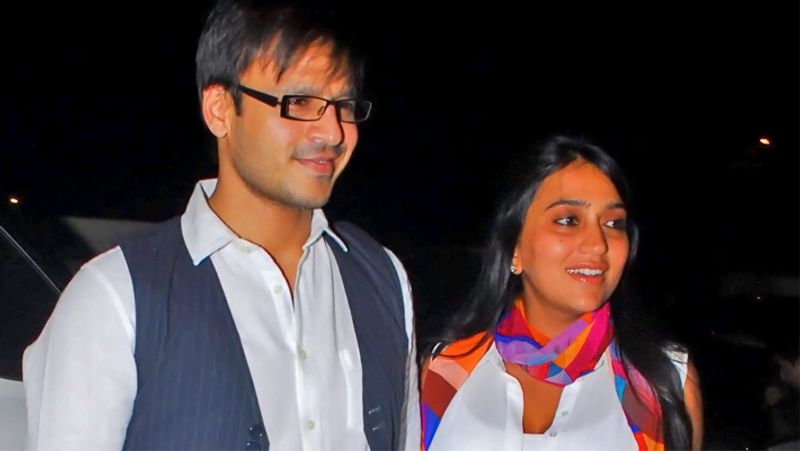 दरअसल, वैलेंटाइन डे पर विवेक ओबेरॉय पत्नी प्रियंका को रोमांटिक सैर कराने के लिए बाइक से ले गए। इस राइडिंग का वीडियो विवेक ने सोशल मीडिया पर शेयर कर दिया। हालांकि राइडिंग के दौरान विवेक ने ट्रैफिक और कोविड नियमों का पालन नहीं किया।

