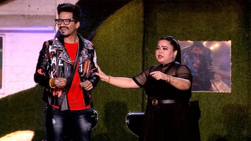 इतना ही नहीं उन्होंने जाते- जाते बिग बॉस 15 के दो कंटेस्टेंट को भी शो में भेजा। आपको जानकर हैरानी होगी कि बिग बॉस 15 के जिन दो कंटेस्टेंट्स को घर में भेजा गया वह है भारती सिंह और उनके पति हर्ष लिम्बाचिया।