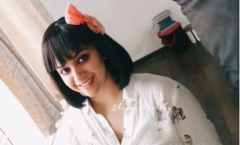 <p>பார்பதற்க்கே... கியூட் தேவதை போல் சிரித்தபடி உள்ள இந்த புகைப்படம் ரசிகர்களால் வைரலாக பார்க்கப்பட்டு வருகிறது.</p>