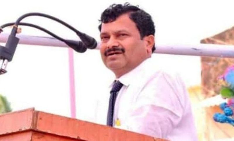 डॉक्टर डॉ. थोराट ने अपने सुसाइड नोट में लिखा कि यह समाज बहुत बुरा है। जो बिना वजह के हर किसी को परेशान करते हैं। मेरा बेटा कृष्णा सुन नहीं सकता तो उसे लोग ताना मारते हैं। अब हममें कोई सुनने और समझने की शक्ति नहीं रही। क्योंकि लोगों का बर्ताव अब बर्दाश्त नहीं होता है। इसलिए आज ही हमेशा के लिए अलविदा कह रहे हैं। जिनको हम अपना समझते थे वह बेटे की वजह से हमको अपराधी मानते हैं। अब बहुत हुआ और सहन नहीं कर सकते हैं, इसी वजह से जा रहे हैं।