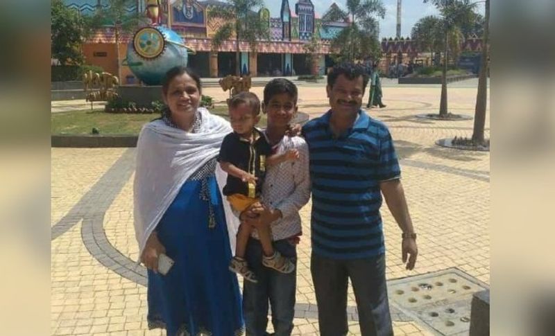 बता दें कि 41 साल के डॉ. थोराट अपने ही राशिन गांव में खुद का एक हॉस्पिटल चलाते थे। जबकि उनकी पत्नी वर्षा हाउस वाइफ थी। दोनों के दो बेटे थे कृष्णा और कैवल्य। बच्चे और महिला का शव पुलिस को एक कमरे में मिले। जबकि डॉक्टर दूसरे कमरे में पंखे से लटके मिले।