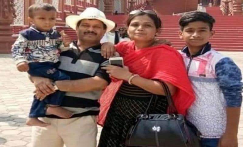 दरअसल, यह घटना अहमदनगर में शनिवार दोपहर घटी। जहां राशिन गांव में रहने वाले डॉ. महेंद्र थोराट ने यह खौफनाक कदम उठाया। डॉक्टर ने इस घटना को अंजाम देने से पहले सुसाइड नोट में लिखा कि मेरा बेटा सुन नहीं सकता है। लेकिन आस पड़ोस और रिश्तेदार उसके साथ गलत बर्ताव करते हुए हमको ताना मारते हैं। इसलिए दुखी होकर हम लोग जान देने जा रहे हैं।
