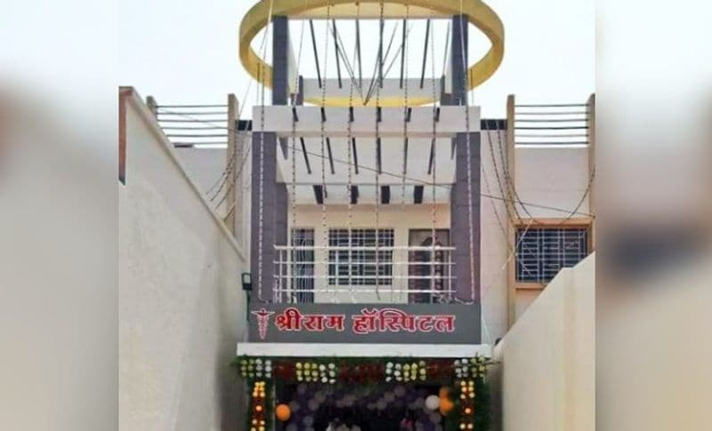 डॉक्टर थोराट ने अपने सुसाइड नोट में लिखा है कि उनकी सारी प्रॉपर्टी दिव्यांग बच्चों को दान कर दी जाए। साथ ही लिखा कि हम किसी को भी अपनी मौत का जिम्मेदार नहीं मानते हैं। बता दें कि डॉ. थोराट समाज सेवा और अनाथ बच्चों के लिए काम करते थे। वह गरीबों की मदद के लिए अक्सर तैयार रहते थे। लोग अब यही चर्चा कर रहे हैं कि इतना भला इंसान कैसे चला गया।
